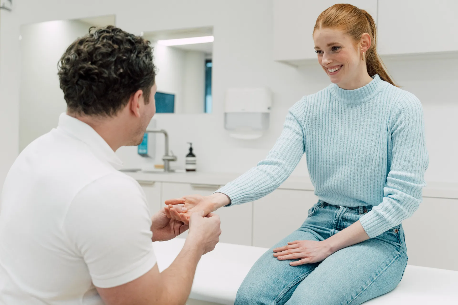 Operatives Team bei einem handchirurgischen Eingriff